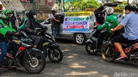 Selain menggelar lapak menggunakan terpal, sebagian penyedia jasa service ini juga menggunakan mobil dan parkir di kawasan tersebut. Selain menggelar lapak menggunakan terpal, sebagian penyedia jasa service ini juga menggunakan mobil dan parkir di kawasan tersebut.