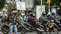 Tak sedikit petugas dari Satpol PP berpatroli untuk menertibkan mereka, seorang narasumber mengatakan KTP hingga barang dagangan harus disita dan menjadi jaminan untuk diambil di kantor setempat. Tak sedikit petugas dari Satpol PP berpatroli untuk menertibkan mereka, seorang narasumber mengatakan KTP hingga barang dagangan harus disita dan menjadi jaminan untuk diambil di kantor setempat.
