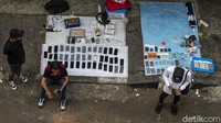 Penyedia jasa service handphone berjejer di Jalan Mayjen Sutoyo, Jakarta, (13/7/2021). Mal yang berada di dekat fly over ini membuat para pedagang menggelar lapaknya di kolong fly over tersebut. Penyedia jasa service handphone berjejer di Jalan Mayjen Sutoyo, Jakarta, (13/7/2021). Mal yang berada di dekat fly over ini membuat para pedagang menggelar lapaknya di kolong fly over tersebut.