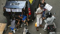 Diketahui terdapat belasan hingga puluhan orang yang memilih turun ke jalan untuk menawarkan jasa service handphone. Diketahui terdapat belasan hingga puluhan orang yang memilih turun ke jalan untuk menawarkan jasa service handphone.