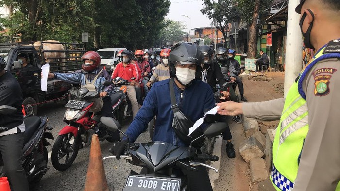 Suasana di pos penyekatan PPKM darurat Lenteng Agung, Jaksel, Senin (19/7/2021)-Nur Aziza/detikcom