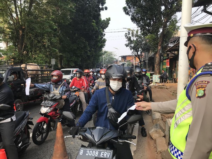 Suasana di pos penyekatan PPKM darurat Lenteng Agung, Jaksel, Senin (19/7/2021)-Nur Aziza/detikcom