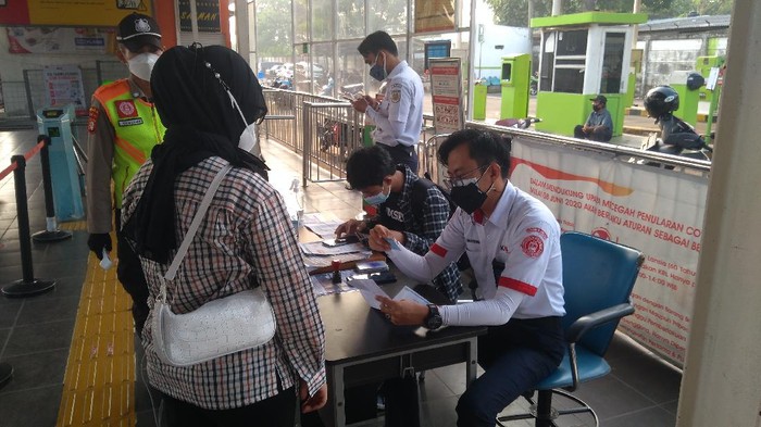 Suasana pemeriksaan STRP di Stasiun Sudimara