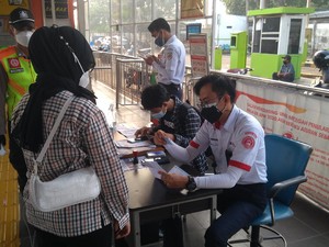 Penumpang KRL Wajib Bawa STRP, Begini Suasana Stasiun Sudimara Pagi Ini