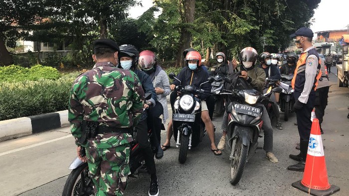 Suasana penyekatan di Lenteng Agung Jaksel (Foto: Nur Aziza/detikcom)