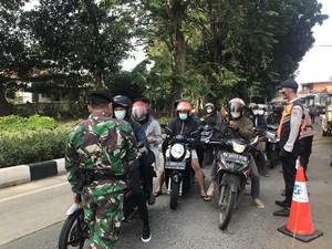 Penyekatan Lenteng Agung Ramai, Pengendara Nekat Masuk Jalur Nakes