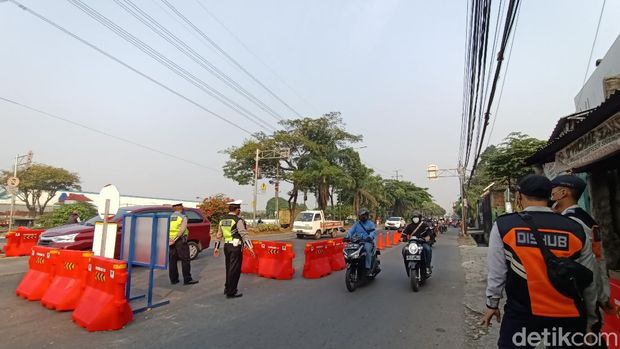 Suasana Penyekatan di Pesing Jakbar Pagi Ini