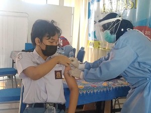 Pelajar Pekalongan Mulai Divaksinasi, Asa Sekolah Tatap Muka Mengemuka
