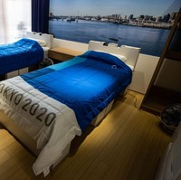 Salah satu perubahan yang paling mencolok adalah ranjang para atlet. Mereka akan tidur di ranjang yang terbuat dari kardus daur ulang buatan perusahaan Jepang, Airweave. (Foto: Getty Images/Takashi Aoyama)