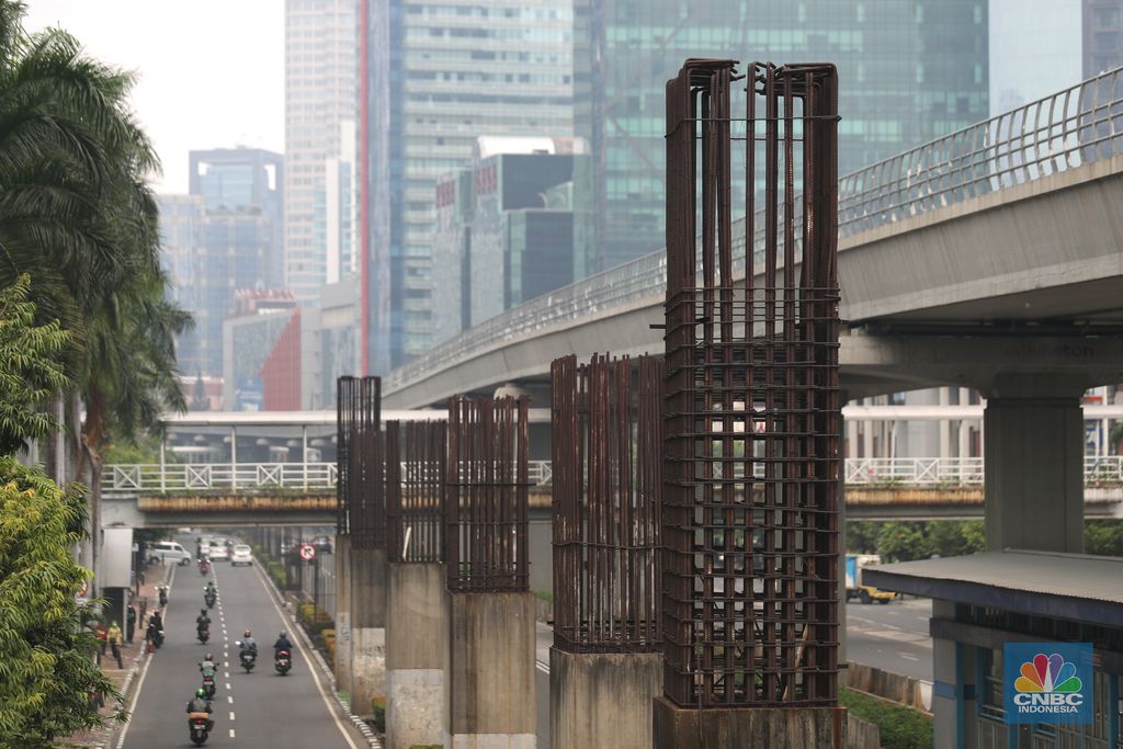 Pengendara melintasi proyek monorel di Jalan HR Rasuna Said, Kuningan, Jakarta, Senin (19/7/2021). (վ/ Tri Susilo)