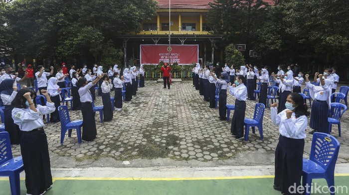 Badan Intelijen Negara (BIN) menggelar program vaksinasi COVID-19 khusus pelajar serentak di enam provinsi di Indonesia, salah satunya di Pekanbaru, Provinsi Riau.