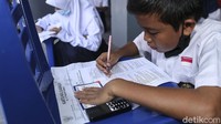 Kegiatan vaksinasi di Pekanbaru ini digelar di SMPN 10 Pekanbaru, Riau, Selasa (19/7/2021). Nampak anak-anak hadir dan antusias mengikuti jalannya vaksinasi.
