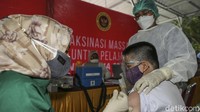 Usai melaksanakan vaksin para pelajar mendapatkan bingkisan berupa vitamin, masker, hand sanitizer, susu hingga makanan. 