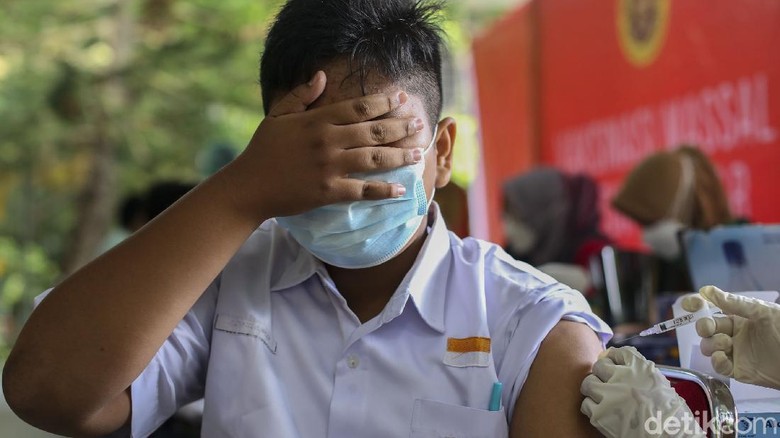 Badan Intelijen Negara (BIN) menggelar program vaksinasi COVID-19 khusus pelajar serentak di enam provinsi di Indonesia, salah satunya di Pekanbaru, Provinsi Riau.