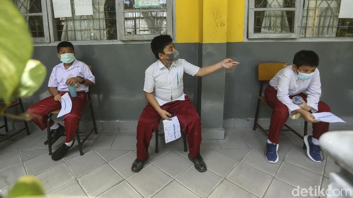 Badan Intelijen Negara (BIN) menggelar program vaksinasi COVID-19 khusus pelajar serentak di enam provinsi di Indonesia, salah satunya di Pekanbaru, Provinsi Riau.