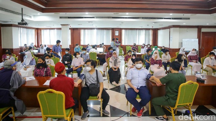 Vaksinasi COVID-19 bagi anak sekolah usia 12 hingga 17 tahun terus dilakukan. Vaksinasi itu untuk mempercepat pemutusan mata rantai penyebaran virus COVID-19 di Indonesia.