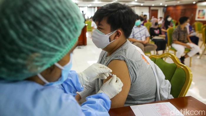 Vaksinasi untuk Pelajar Terus Dikebut Vaksinasi COVID-19 bagi anak sekolah usia 12 hingga 17 tahun terus dilakukan. Vaksinasi itu untuk mempercepat pemutusan mata rantai penyebaran virus COVID-19 di Indonesia.