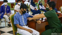 Para siswa tampak antusias mengikuti vaksinasi COVID-19.