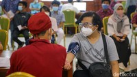 Presiden Joko Widodo mendorong agar program vaksinasi remaja usia 12 hingga 17 tahun untuk dipercepat terutama bagi para pelajar SMP dan SMA sehingga bisa tercapai kekebalan komunal dan terhindar dari penyebaran COVID-19.