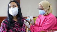 Pemkot Jakarta Selatan menggelar vaksinasi bagi para pelajar usia 12 hingga 17 tahun, Senin (19/7/2021).