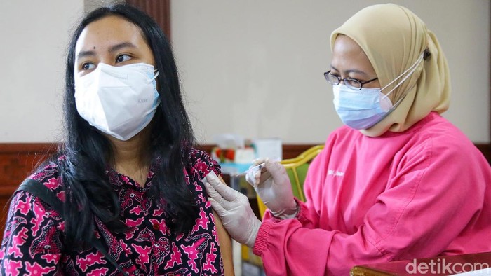 Vaksinasi untuk Pelajar Terus Dikebut Vaksinasi COVID-19 bagi anak sekolah usia 12 hingga 17 tahun terus dilakukan. Vaksinasi itu untuk mempercepat pemutusan mata rantai penyebaran virus COVID-19 di Indonesia.