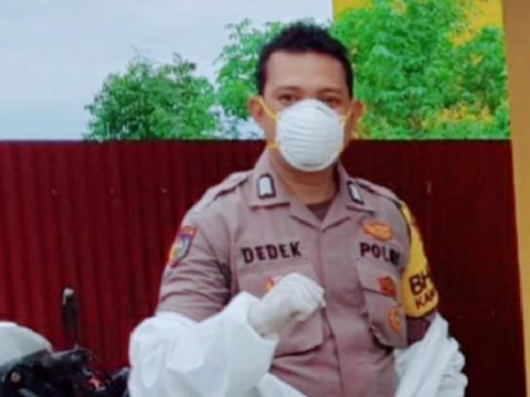 Video polisi menggendong pasien suspek COVID-19 dan menyeberangi sungai di Indragiri Hilir, Riau, viral. Aksi itu dilakukan karena pasien mengalami sesak nafas. (dok Istimewa)