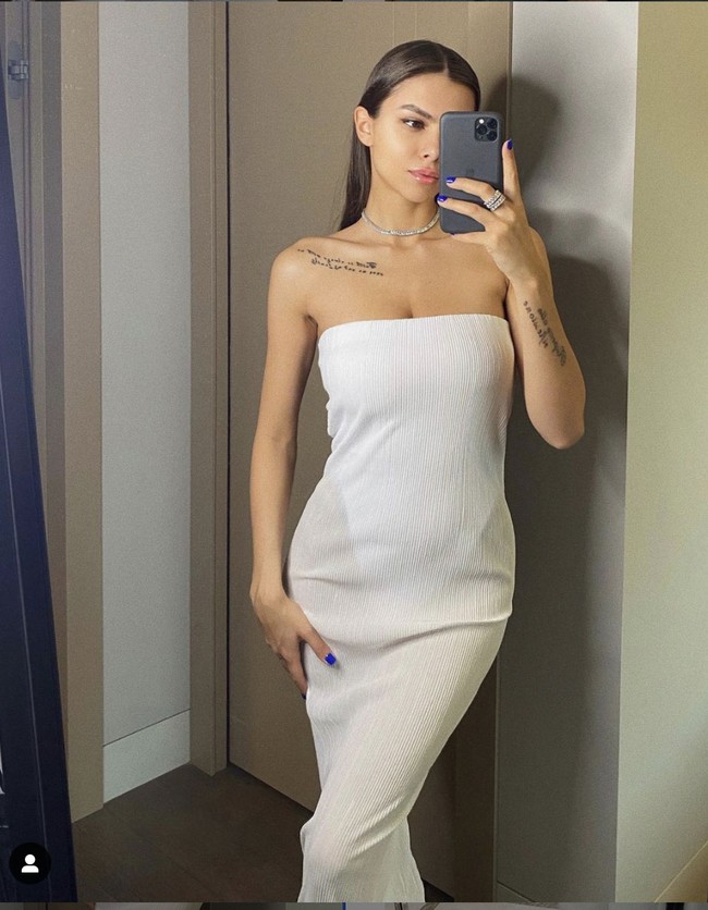 “Kami teman, kami hanya menulis pesan satu sama lain dan kadang-kadang menelepon. Saya pergi ke balapannya sesekali, terakhir kali di Sochi (Grand Prix Rusia),” kata Viki soal status hubungannya dengan Lewis Hamilton. Foto: Dok. Instagram @ viki_odintcova