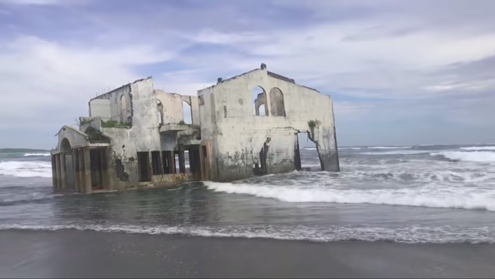 Viral, Vila Terbengkalai nan Misterius di Pantai El Savador