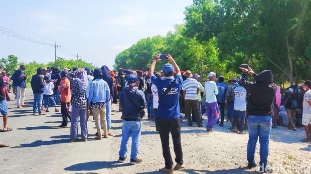 warga demo jalan ditutup pengusaha tambak udang