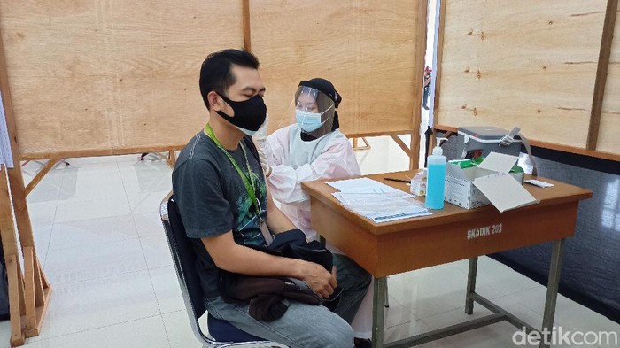 Warga jalani vaksinasi COVID-19 yang digelar Lanud Sulaiman