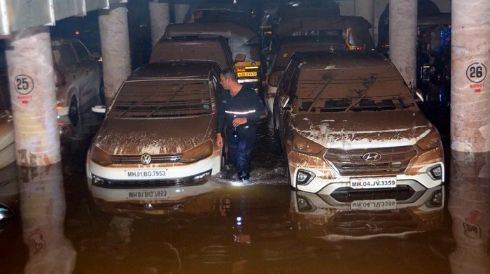 400 mobil terendam banjir di sebuah parkiran di Mumbai, India