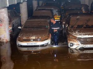 Duh, 400 Mobil Terendam Banjir di Parkiran Bawah Tanah