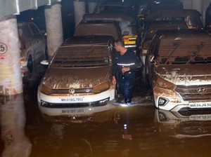 Duh, 400 Mobil Terendam Banjir di Parkiran Bawah Tanah