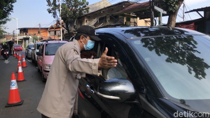 Aparat gabungan polisi, Satpol PP, Dishub DKI telah menjaga titik penyekatan Lenteng Agung, Jaksel. Pengendara yang melintas ditanya keperluan dan tujuan. (Nur Aziza/detikcom)