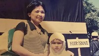 Ayu Ting Ting bersama sang ibunda menjalani manasik haji saat dirinya kecil. Foto: dok. Istimewa
