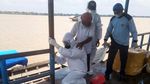 Aksi Polisi Gendong Pasien Suspek Corona Seberangi Sungai ke RS