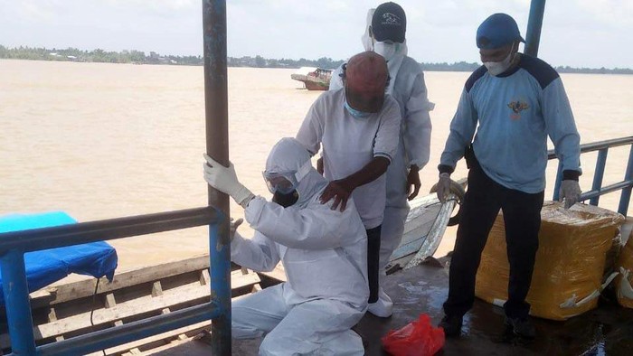 Beginilah aksi polisi menggendong pasien suspek COVID-19 dan menyeberangi sungai di Indragiri Hilir, Riau. Aksi tersebut sempat viral di media sosial.