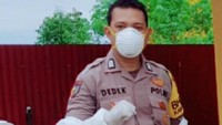 Usut punya usut, petugas di balik APD itu adalah Bripka Dedek Kurniawan. Bripka Dedek adalah Bhabinkamtibmas di Desa Sungai Perak, Tembilahan.  