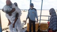 Beginilah aksi polisi menggendong pasien suspek COVID-19 dan menyeberangi sungai di Indragiri Hilir, Riau yang viral di media sosial.  