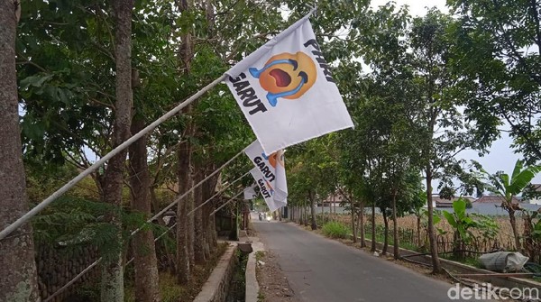Berawal dari Garut. Para pelaku usaha hotel dan restoran di Garut mengibarkan bendera putih. Ada lima hingga 15 bendera putih yang dikibarkan di setiap halaman hotel. Ada sekitar 30-an hotel dan restoran yang dipasangi bendera putih menangis ini. (Hakim Ghani/detikcom) Berawal dari Garut. Para pelaku usaha hotel dan restoran di Garut mengibarkan bendera putih. Ada lima hingga 15 bendera putih yang dikibarkan di setiap halaman hotel. Ada sekitar 30-an hotel dan restoran yang dipasangi bendera putih menangis ini. (Hakim Ghani/detikcom)