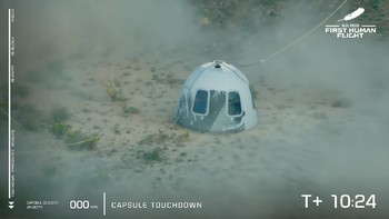 Kapsul New Shepard saat sudah mendarat di fasilitas Blue Origin. Bezos terlihat mengacungkan jempolnya ke kamera beberapa saat setelah mendarat. Foto: Screenshot/YouTube