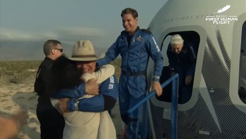Jeff Bezos langsung memeluk kekasihnya Lauren Sanchez begitu turun dari kapsul New Shepard yang membawanya ke angkasa. Ia ditemani saudaranya Mark, pionir penerbangan Wally Funk, dan calon mahasiswa fisika Oliver Daemen. Foto: Screenshot/YouTube