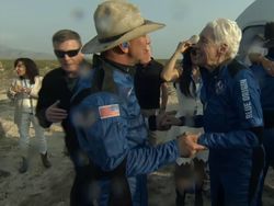 Momen Bersejarah Manusia Terkaya di Dunia Capai Luar Angkasa