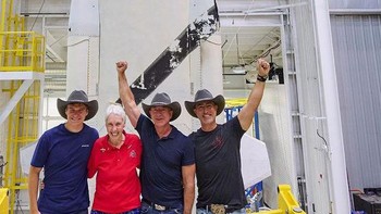 Bezos (kedua dari kanan) bersama tiga awak penumpang Blue Origin lainnya. Mereka adalah (dari kiri): Oliver Daemen, Wally Funk dan Mark Bezos. Foto: dok. Blue Origin