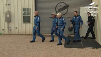 Bezos dan anggota misi First Human Flight lainnya saat meninggalkan pusat pelatihan astronaut menuju landasan pacu. Foto: Screenshot/YouTube