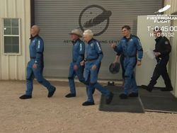 Momen Bersejarah Manusia Terkaya di Dunia Capai Luar Angkasa