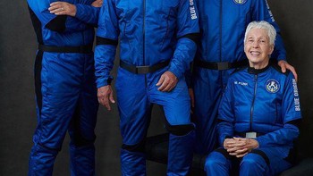 Pelatihan yang mereka jalani mirip seperti pelatihan astronaut, termasuk cara menggunakan kapsul dalam keadaan normal, dalam keadaan off nominal dan prosedur darurat. Foto: dok. Blue Origin