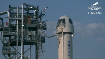 Detik-detik menjelang peluncuran misi First Human Flight Blue Origin. Ini adalah penerbangan ke-16 yang dilakukan roket New Shepard, tapi merupakan penerbangan berawak pertamanya. Foto: Screenshot/YouTube