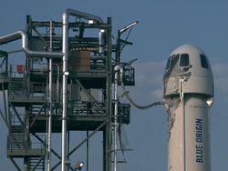 Momen Bersejarah Manusia Terkaya di Dunia Capai Luar Angkasa