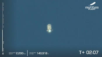 Setelah terbang selama dua menit, mesin utama New Shepard dimatikan dan kapsul memisahkan diri dari booster untuk melanjutkan perjalanan ke garis Karman. Foto: Screenshot/YouTube